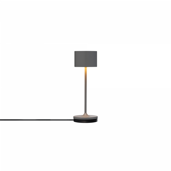 Moderne Tischlampe mit sleekem Design und warmem Licht, ideal für die домаш Decor.
