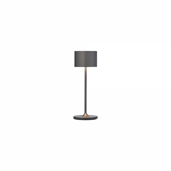 Moderne graue Tischlampe mit schlankem Design und sanfter Beleuchtung auf einem weißen Hintergrund.