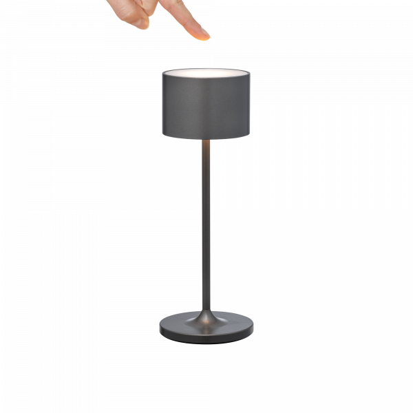 Moderne graue Tischlampe mit elegantem Design und einem ausgestreckten Finger darüber.