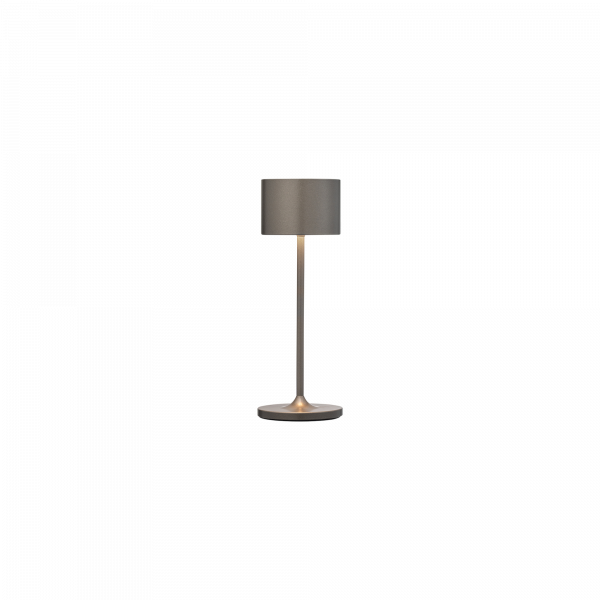 Moderne Tischlampe mit einem schlanken Design und einem sanft leuchtenden Schirm.