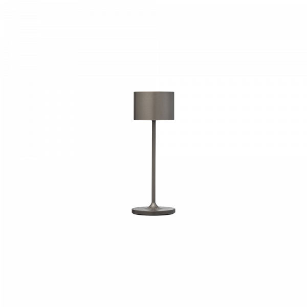 Moderne Metall-Tischlampe mit schlankem Design und runder Basis.