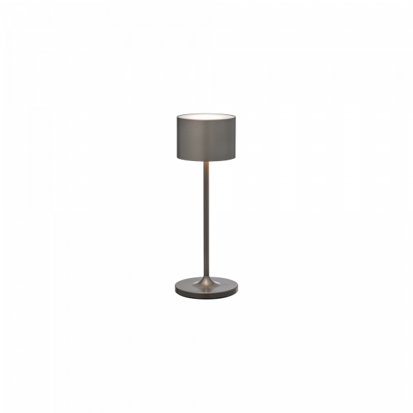 Moderne Tischlampe mit einem eleganten Design und einem runden Schirm in vernickelter Ausführung.