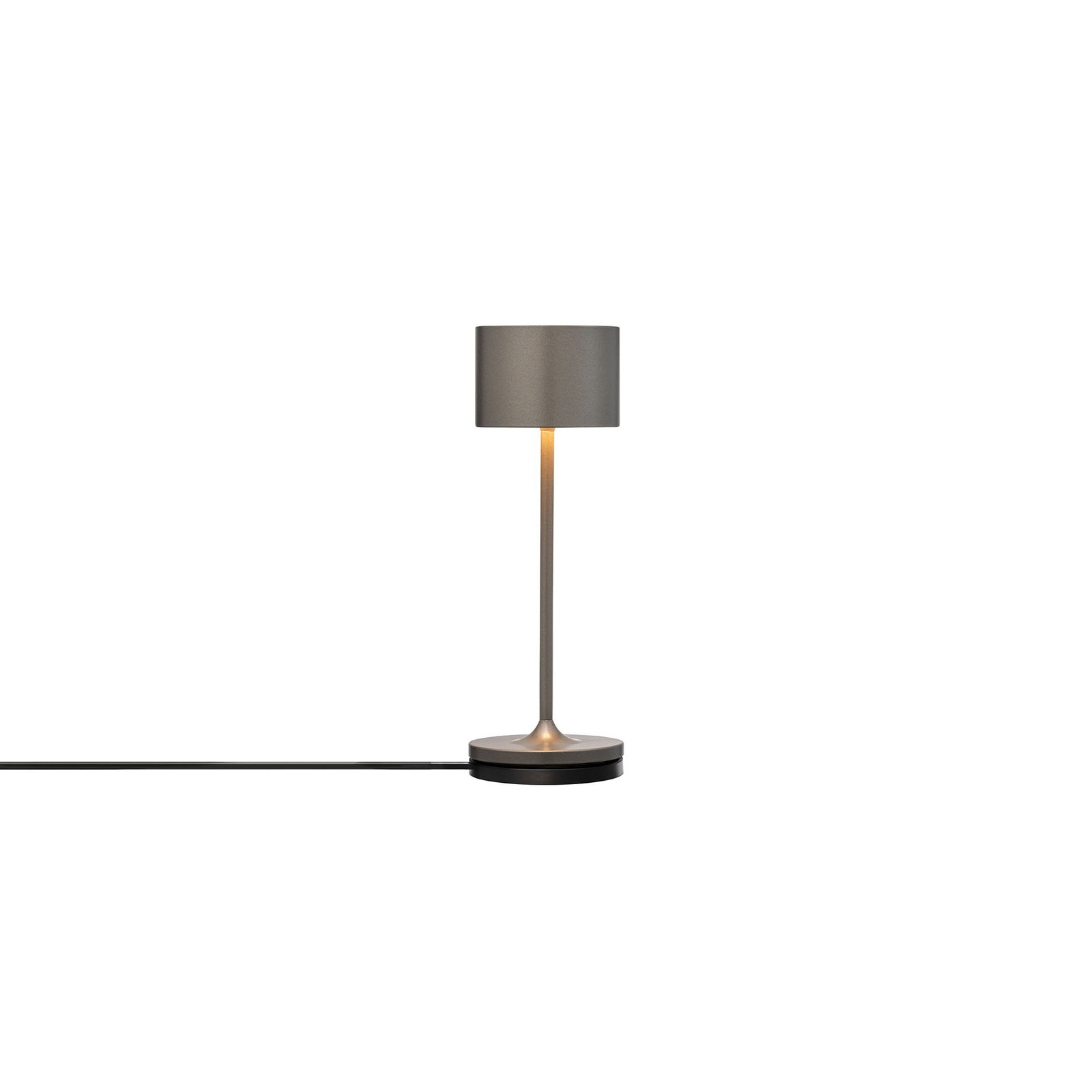 Moderne Tischlampe mit einem schlanken Design und warmem Licht vor einem minimalistischen Hintergrund.