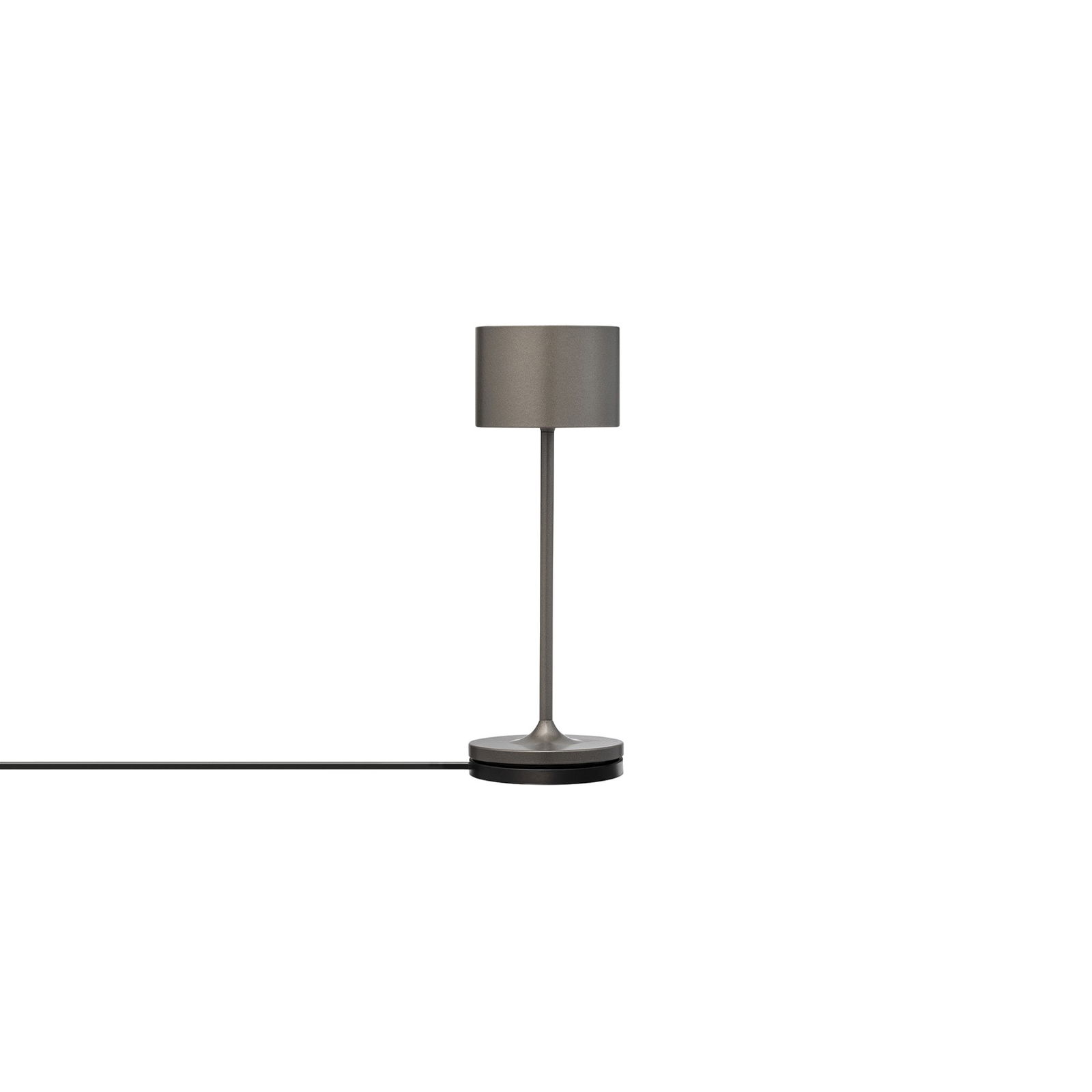 Moderne Tischlampe mit schlankem Design und schwarzem Kabel auf weißem Hintergrund.