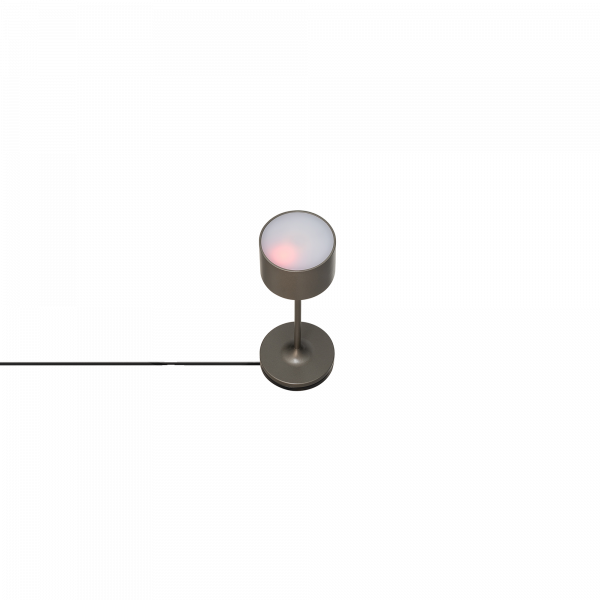 Moderne Tischlampe mit einem schlanken Design und sanftem, schimmerndem Licht.