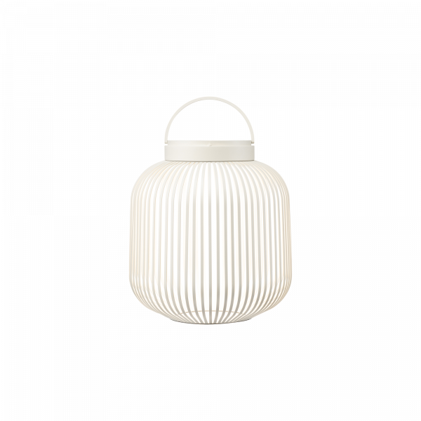 Elegante weiße Laterne mit geriffeltem Design, perfekt für stilvolle Außenbereiche.