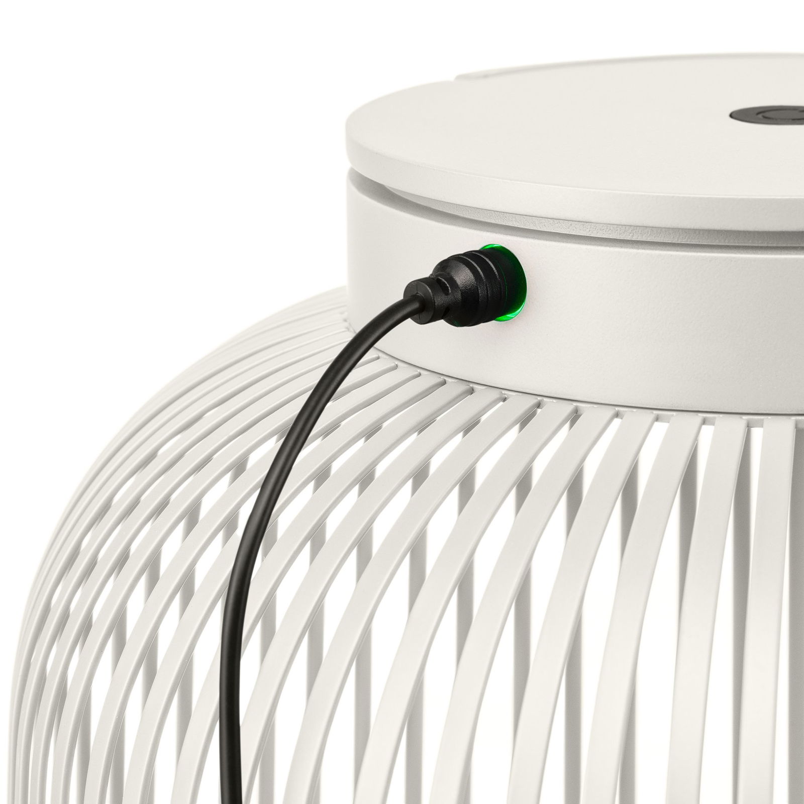 Weiße moderne Lampe mit einem grünen Ladeindikator und einem eingesteckten schwarzen Stromkabel.