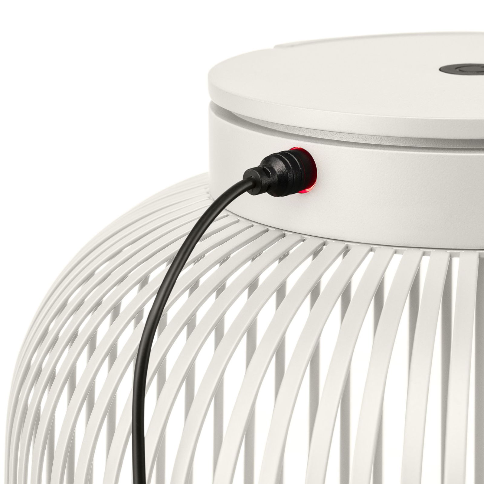 Nahaufnahme einer modernen weißen Lampe mit einem sichtbaren Stromkabel und einem roten Anzeigeleuchte.