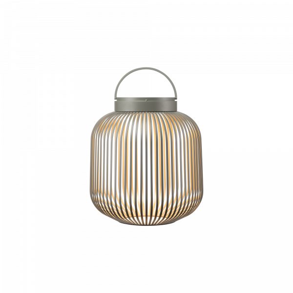 Moderne dekorative Laterne mit eleganten Metallstreifen und einem Griff für einfaches Tragen.