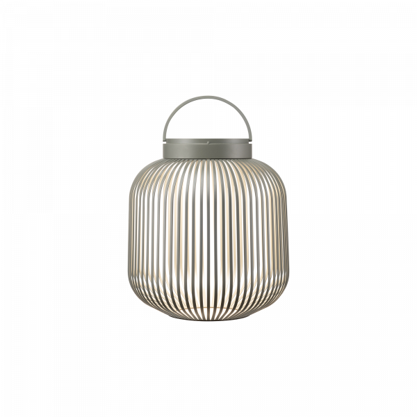 Moderne dekorative Laterne mit einem eleganten Drahtdesign und einem Griff für einfache Tragbarkeit.