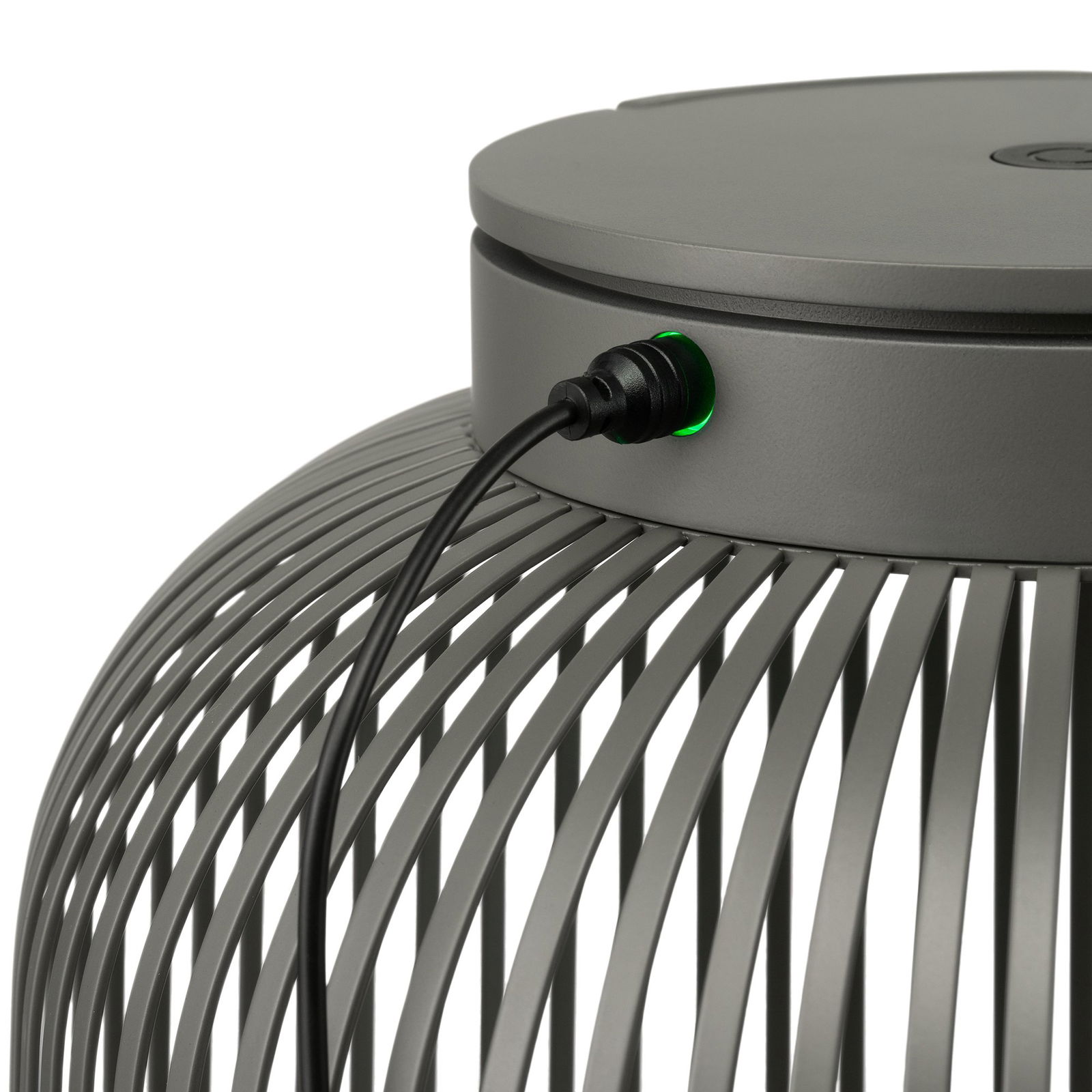 Moderne Lampe mit einem schlanken Design und beleuchtetem Stromanschluss.