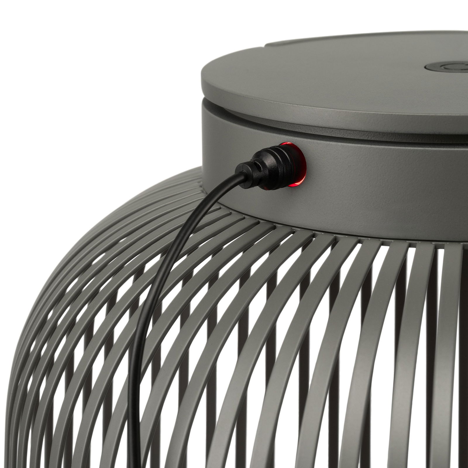 Stilvolle moderne Lampe mit einem schlanken Design und einer sichtbaren Stromkabelverbindung.