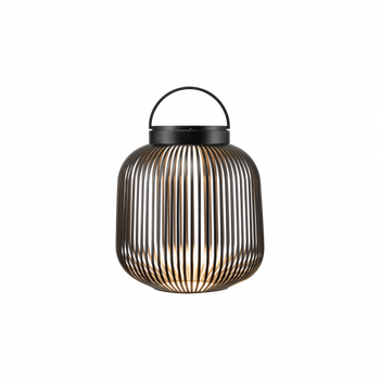 Stilvolle schwarze Metalllaterne mit einem offenen, gestreiften Design, perfekt für moderne Dekoration.