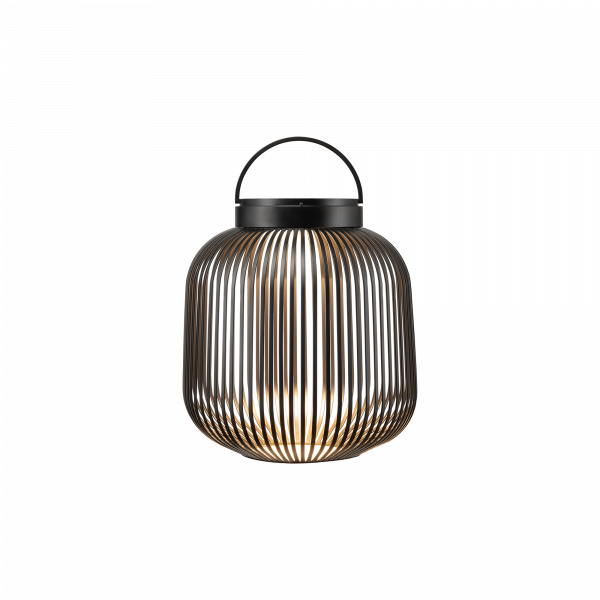Stilvolle schwarze Metalllaterne mit einem offenen, gestreiften Design, perfekt für moderne Dekoration.