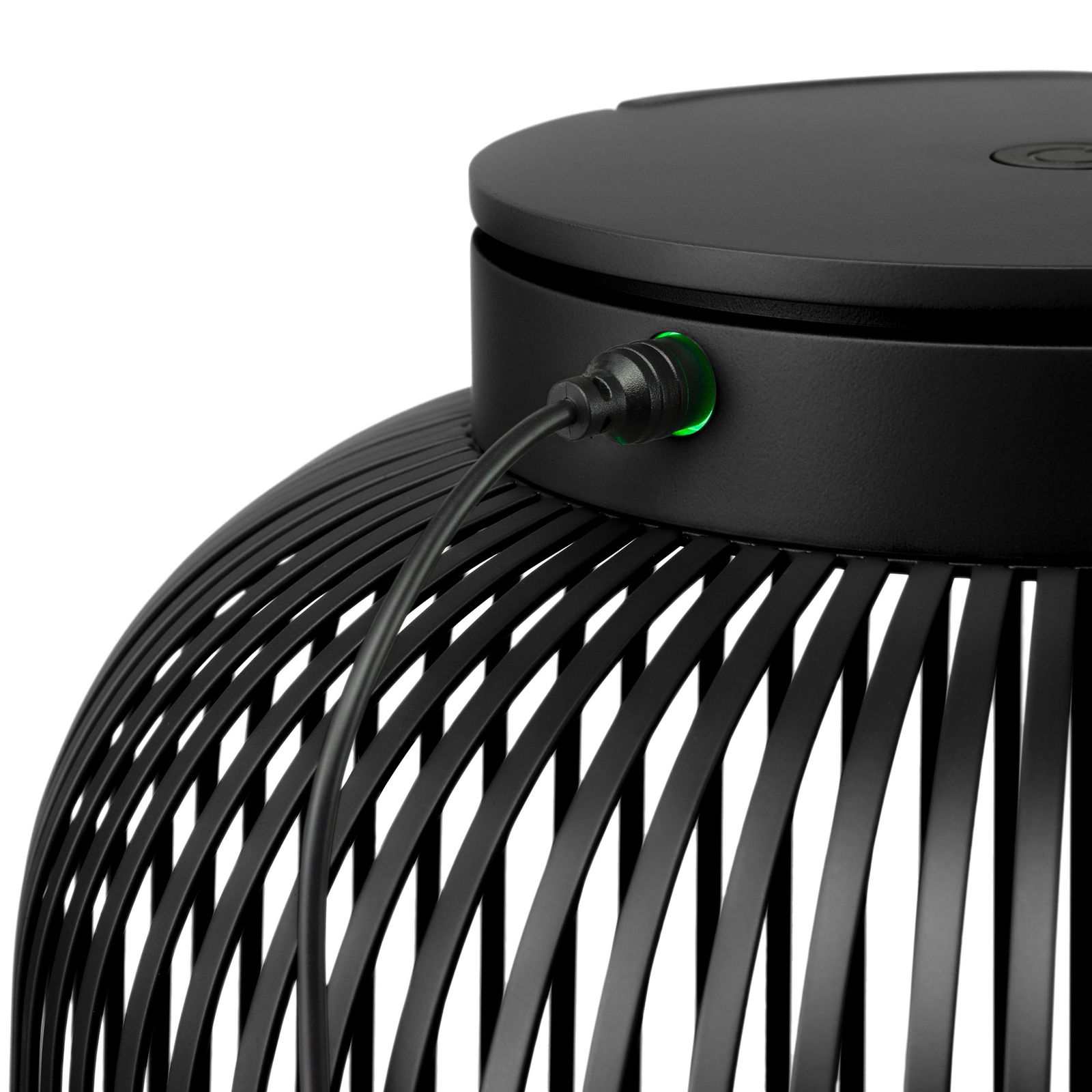 Nahaufnahme einer modernen schwarzen Lampe mit einer grünen Stromverbindung.