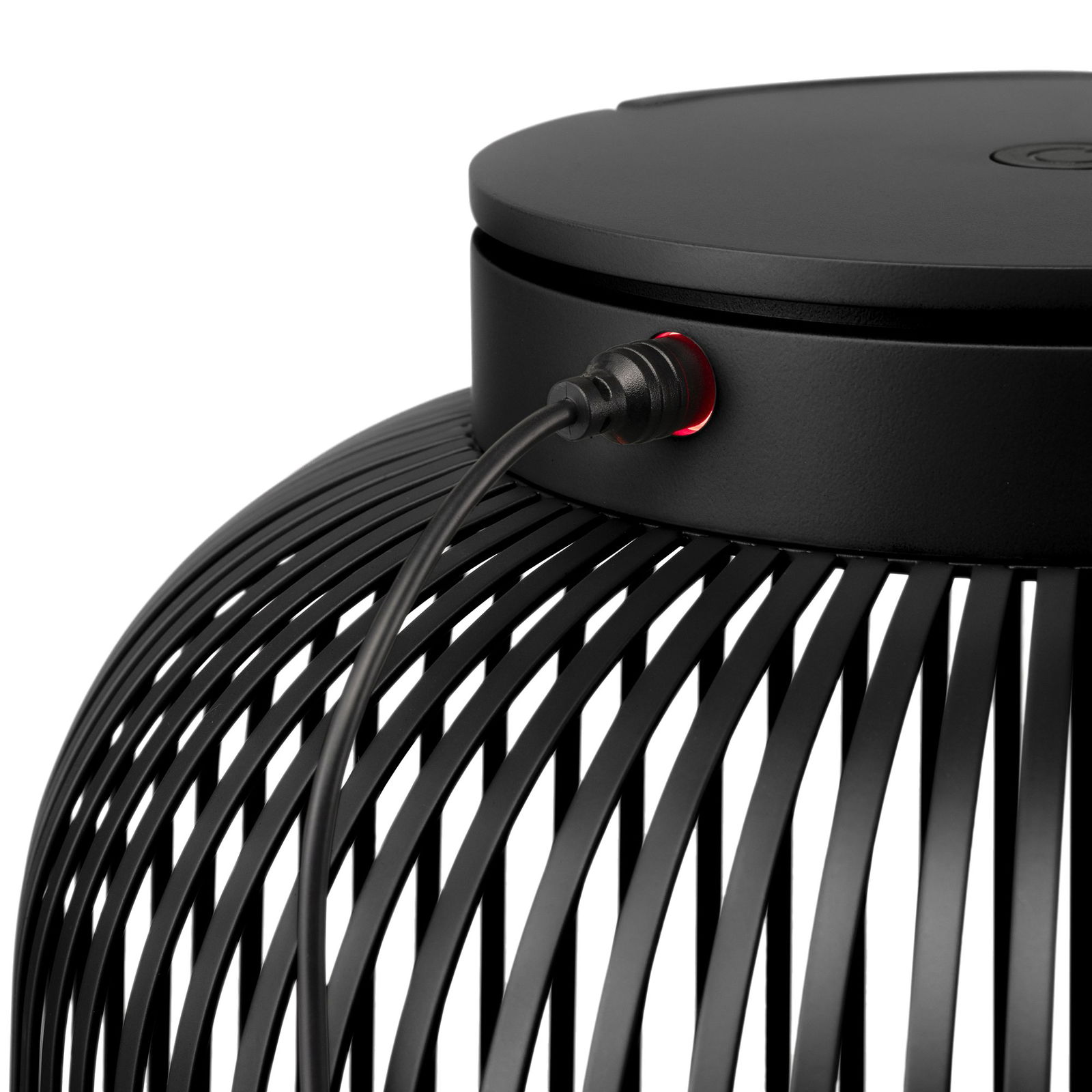 Nahaufnahme einer modernen schwarzen Lampe mit einem eleganten Design und einem angeschlossenen Stromkabel.
