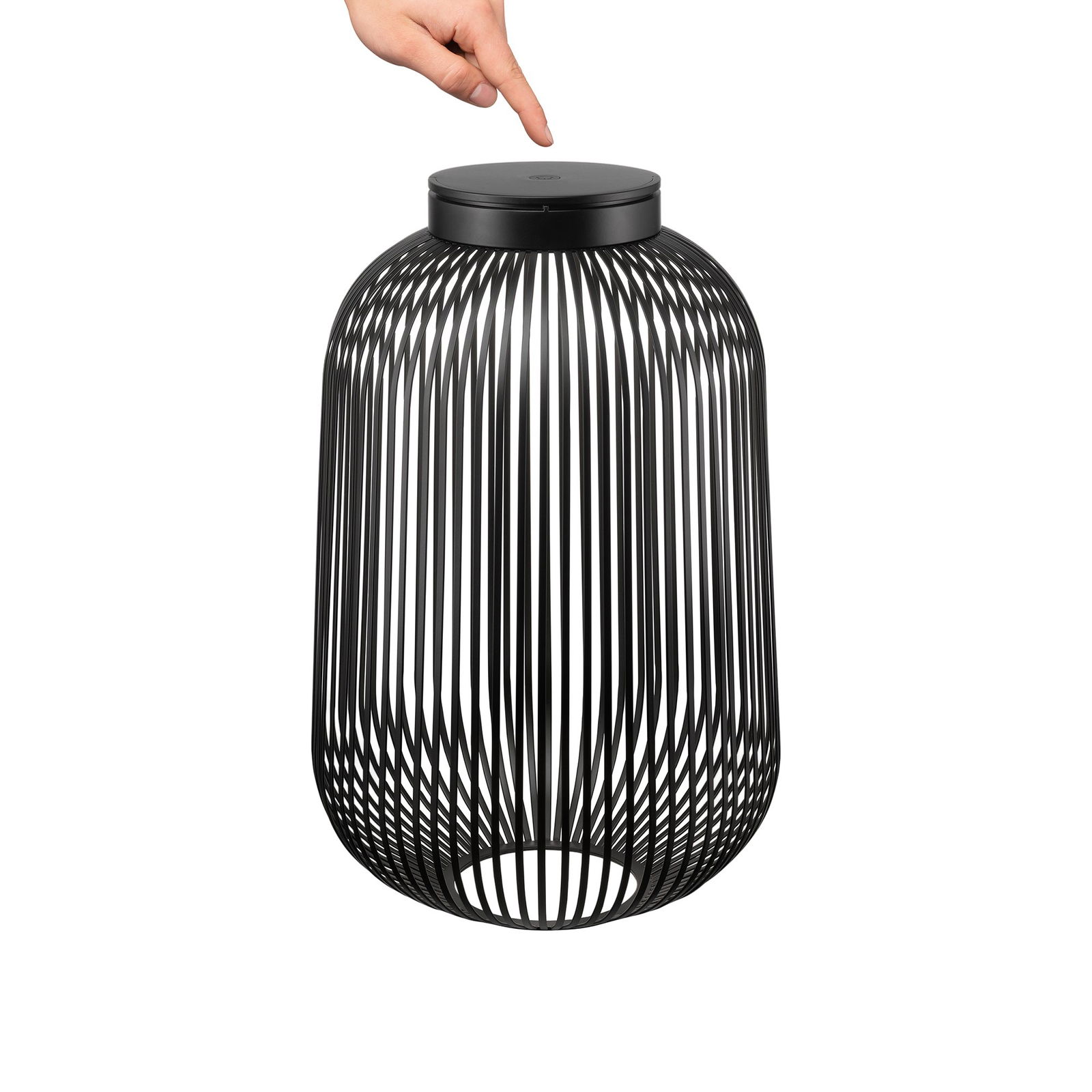 Hand, die auf eine stilvolle schwarze Drahtpendelleuchte zeigt, die modernes Design zur Schau stellt.