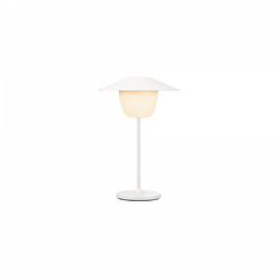 Moderne weiße Tischlampe mit minimalistischer Gestaltung und sanft leuchtendem Schirm.