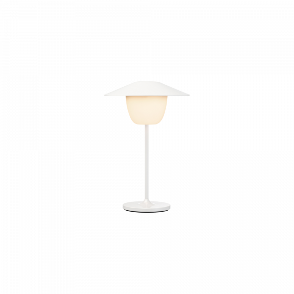 Moderne weiße Tischlampe mit minimalistischer Gestaltung und sanft leuchtendem Schirm.