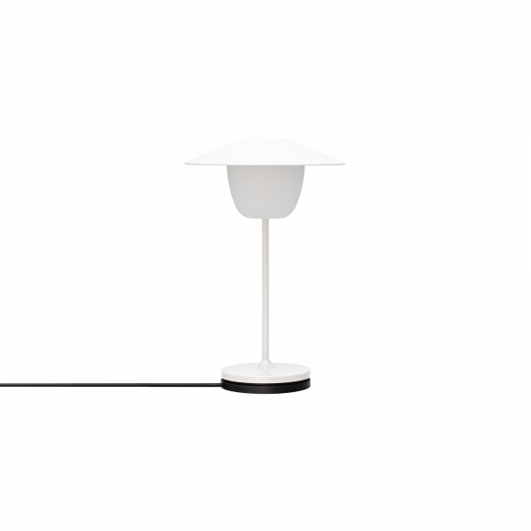 Moderne weiße Tischlampe mit minimalistischer Gestaltung und schlanker Silhouette.
