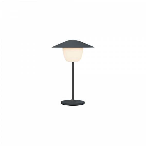 Moderne Tischlampe mit minimalistischem Design und sanft leuchtendem Schirm.