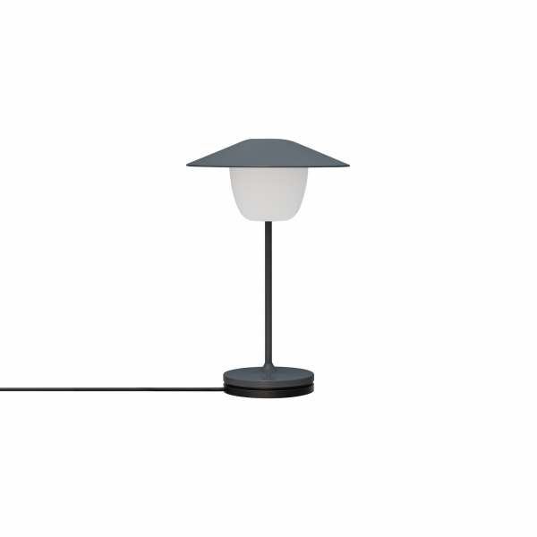 Moderne Tischlampe mit elegantem grauem Design und weichem weißen Schirm.