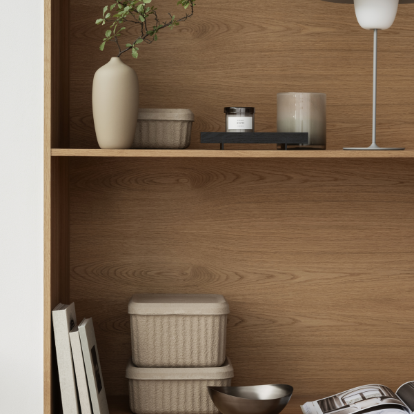 Moderne Holzregale mit dekorativen Gegenständen, Keramiken und Kerzen zur Inspiration für die Wohnkultur.