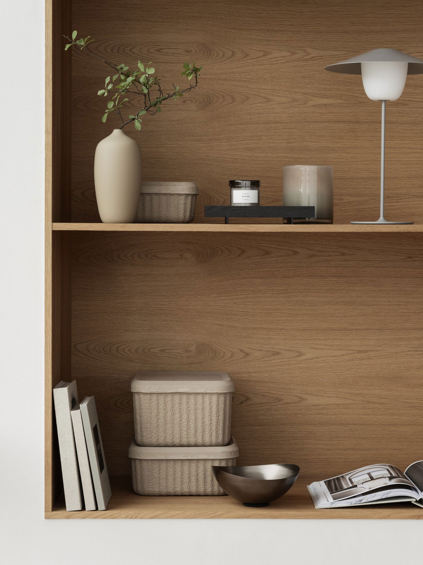 Moderne Holzregale mit dekorativen Gegenständen, Keramiken und Kerzen zur Inspiration für die Wohnkultur.