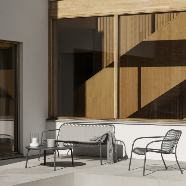 Moderne Außensitzgelegenheit mit minimalistischem Design und Holzelementen.