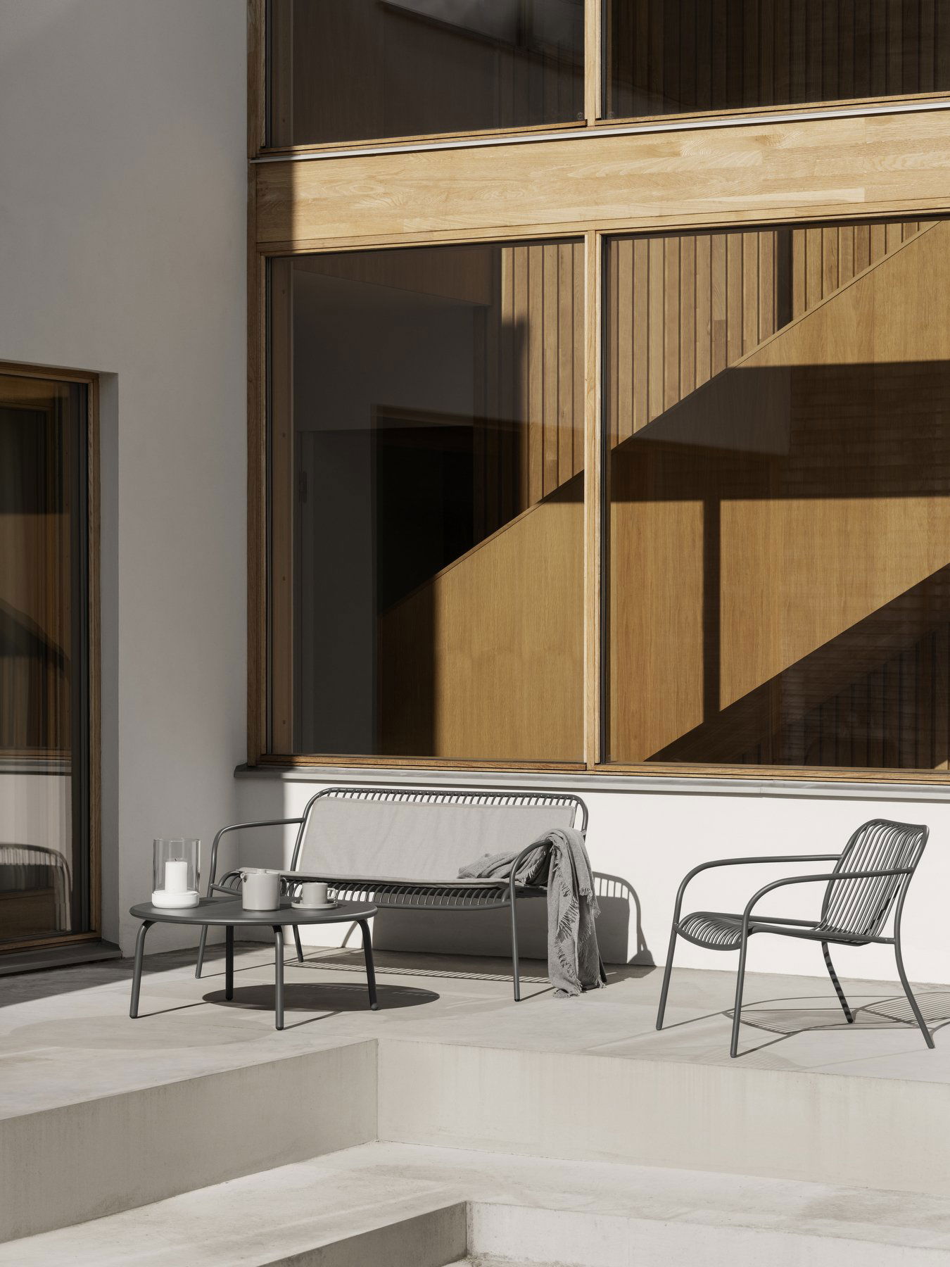 Moderne Außensitzgelegenheit mit minimalistischem Design und Holzelementen.