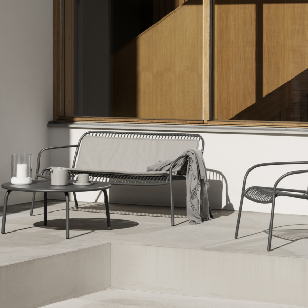 Moderne Außensitzfläche mit minimalistischer Möbeln und natürlichem Licht.