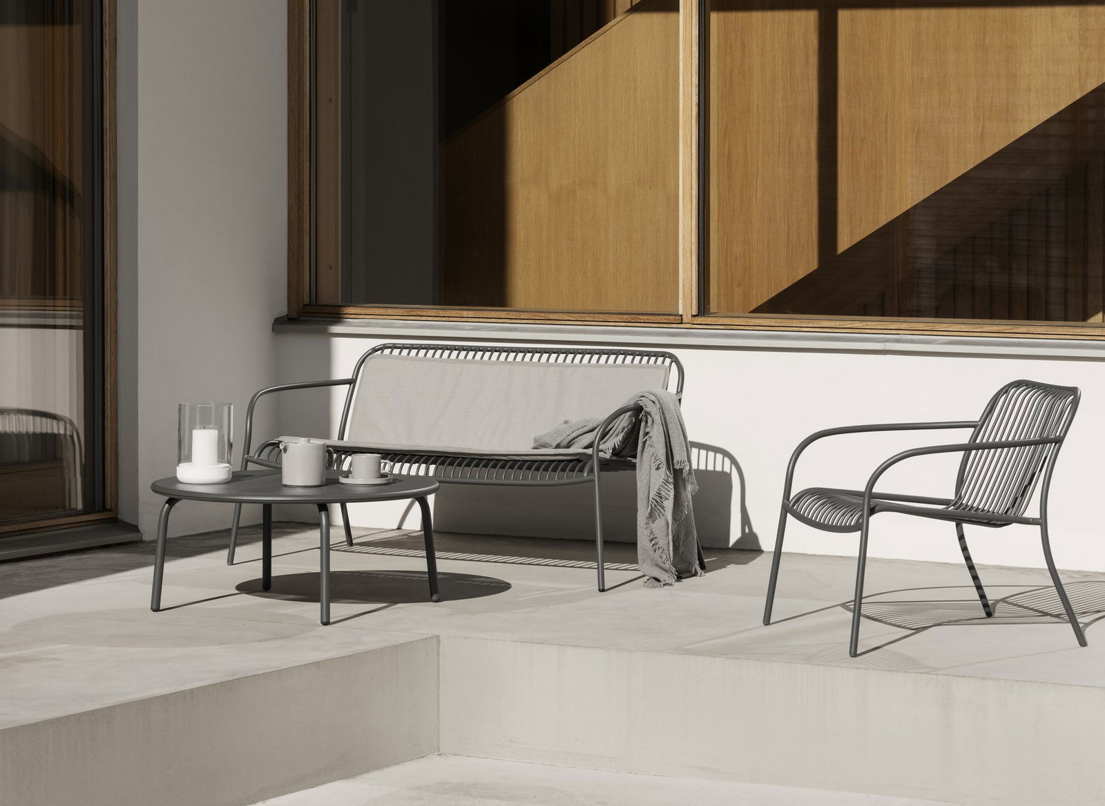Moderne Außensitzfläche mit minimalistischer Möbeln und natürlichem Licht.