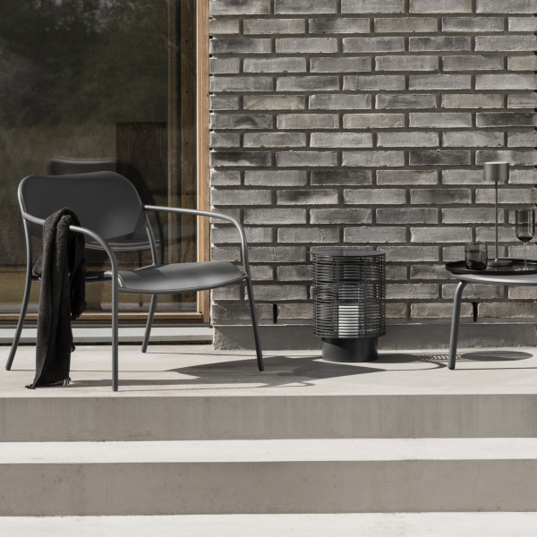 Moderne Außenbestuhlung auf einer Terrasse mit stilvollen Stühlen und zeitgemäßer Dekoration.
