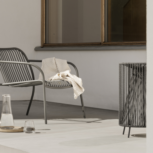 Moderne Außensitzgelegenheit mit einer strukturierten Decke und elegantem Dekor auf einer Terrasse.