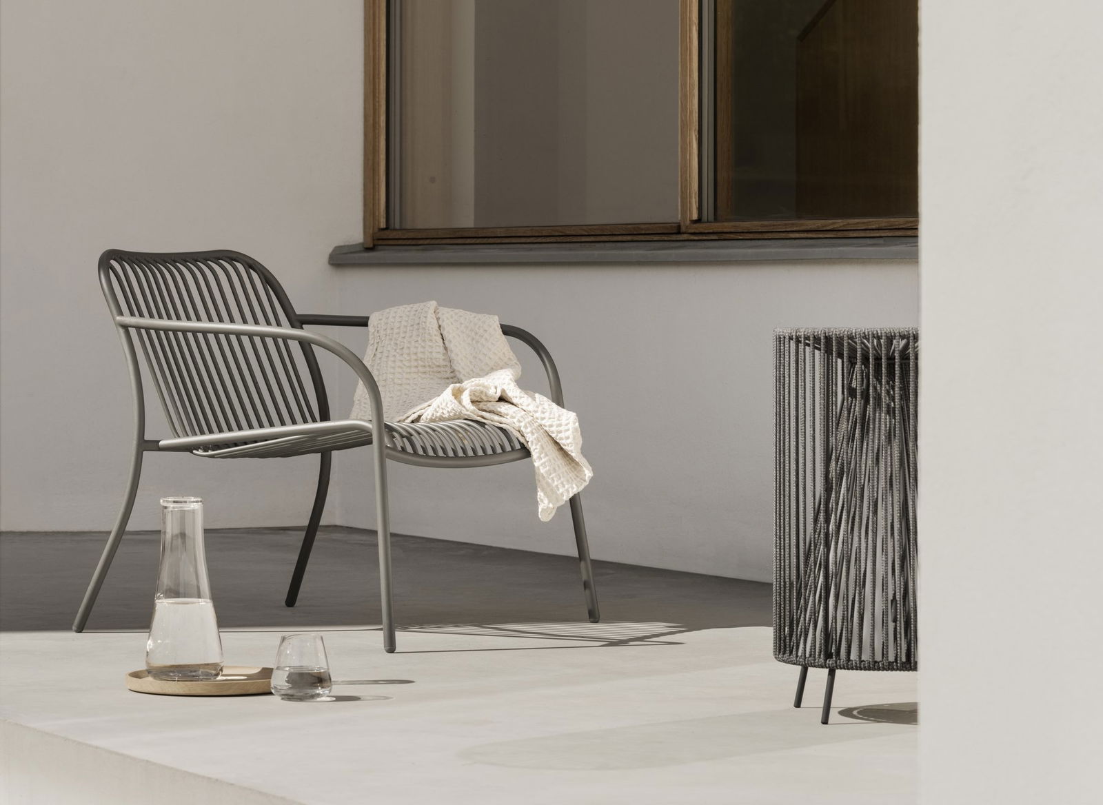 Moderne Außensitzgelegenheit mit einer strukturierten Decke und elegantem Dekor auf einer Terrasse.