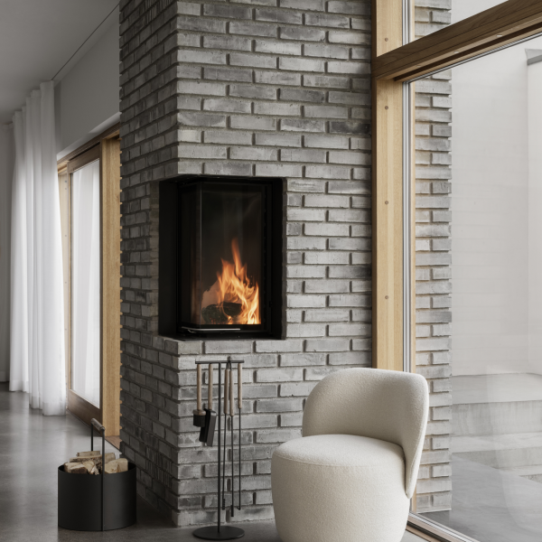 Moderner Wohnraum mit einem gemütlichen Kamin und minimalistischem Dekor, der einen stilvollen Stuhl beinhaltet.