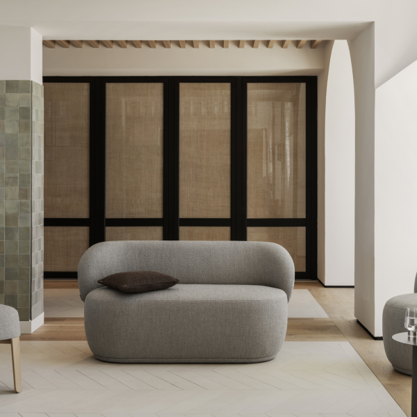 Modernes Wohnzimmer mit einem stilvollen grauen Sofa und minimalistischer Dekoration.