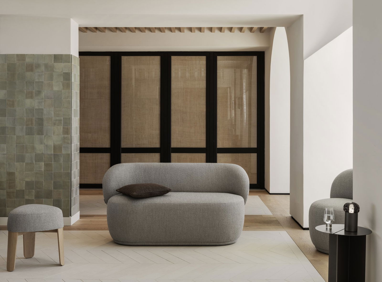 Modernes Wohnzimmer mit einem stilvollen grauen Sofa und minimalistischer Dekoration.