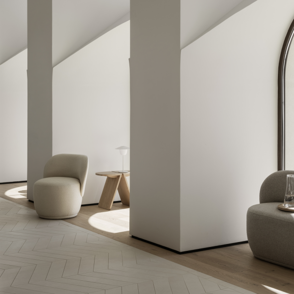 Moderne Innenarchitektur mit minimalistischen Sitzgelegenheiten und eleganten Lichtakzenten.
