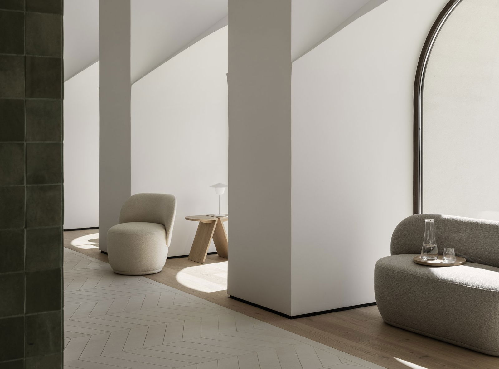 Moderne Innenarchitektur mit minimalistischen Sitzgelegenheiten und eleganten Lichtakzenten.
