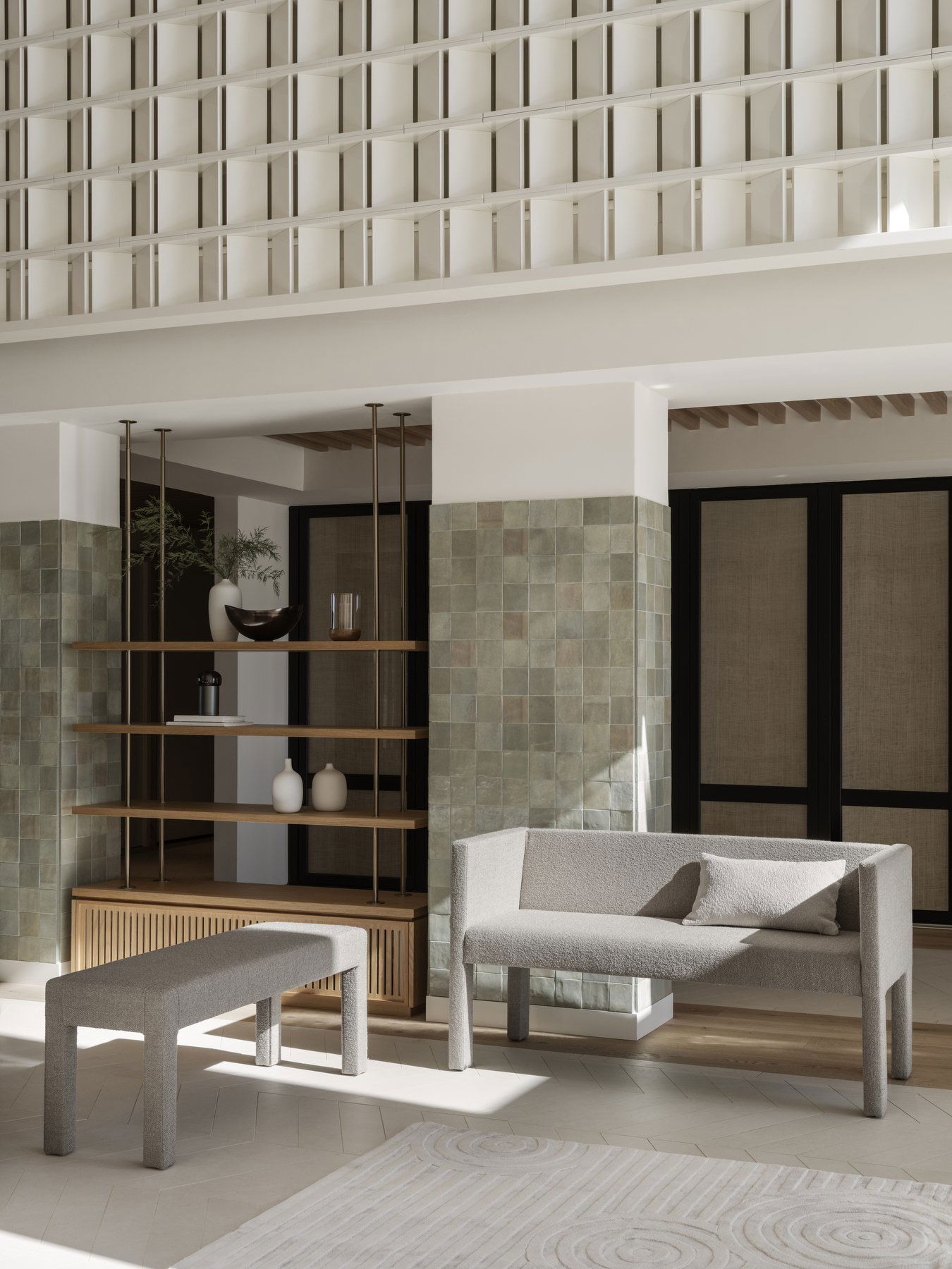 Modernes Interior Design mit einem minimalistischen Sitzbereich und stilvollen Dekorationselementen.