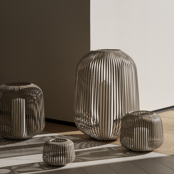 Elegante moderne Drahtvasen, die filigrane Schatten auf einem minimalistischen Boden werfen.
