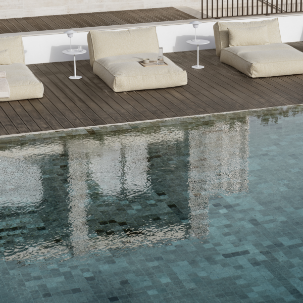 Liegen neben einem ruhigen Pool, der einen modernen Außenbereich widerspiegelt.