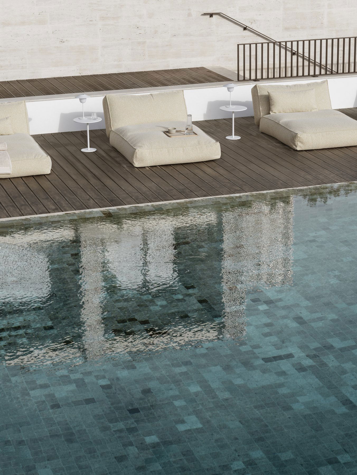 Liegen neben einem ruhigen Pool, der einen modernen Außenbereich widerspiegelt.
