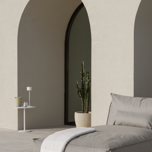 Moderner Außensitzbereich mit einer neutralen Farbpalette und minimalistischer Dekoration.