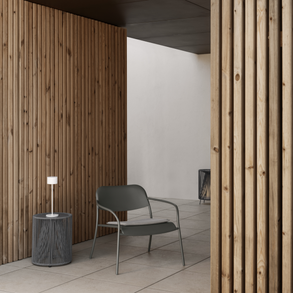 Moderner Außenbereich mit einer minimalistischen Stuhl und Holzverkleidung.