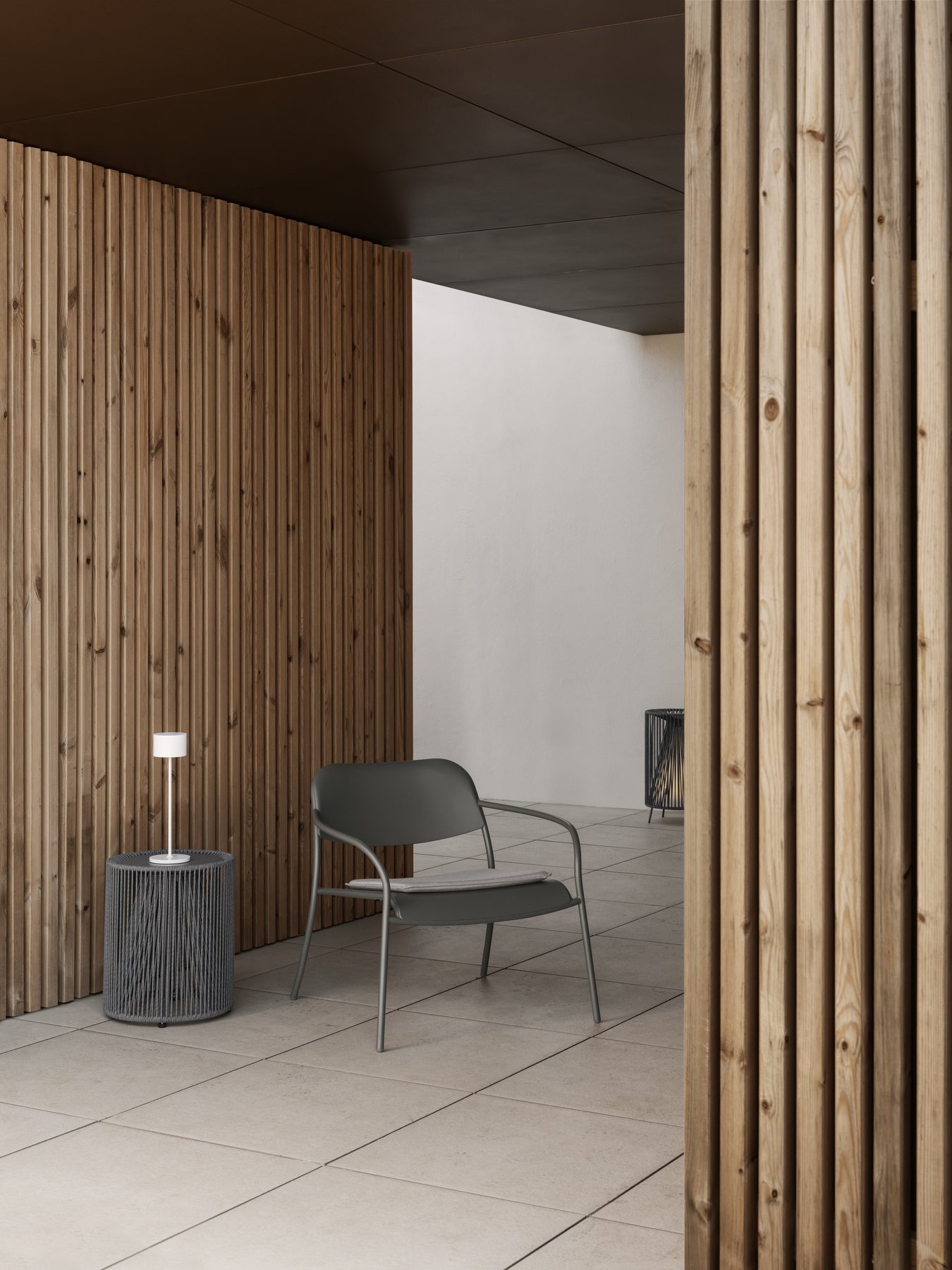 Moderner Außenbereich mit einer minimalistischen Stuhl und Holzverkleidung.