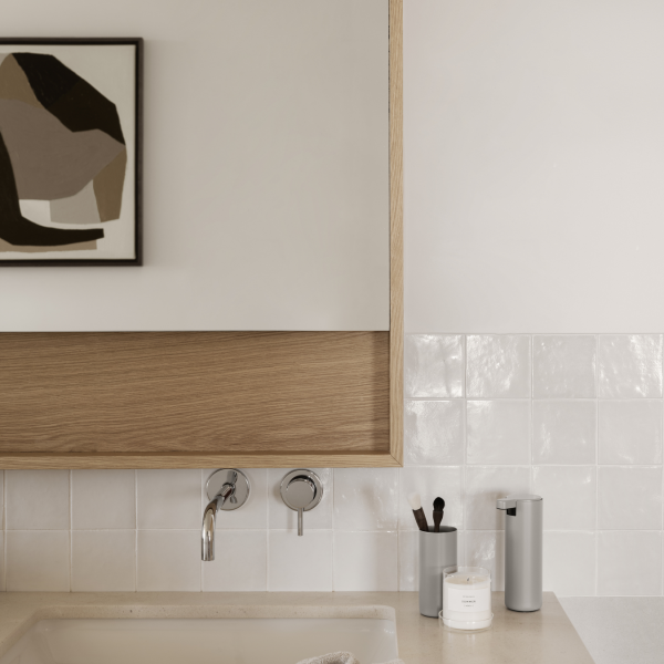 Moderne Badezimmerdekoration mit minimalistischem Design und natürlichen Materialien.