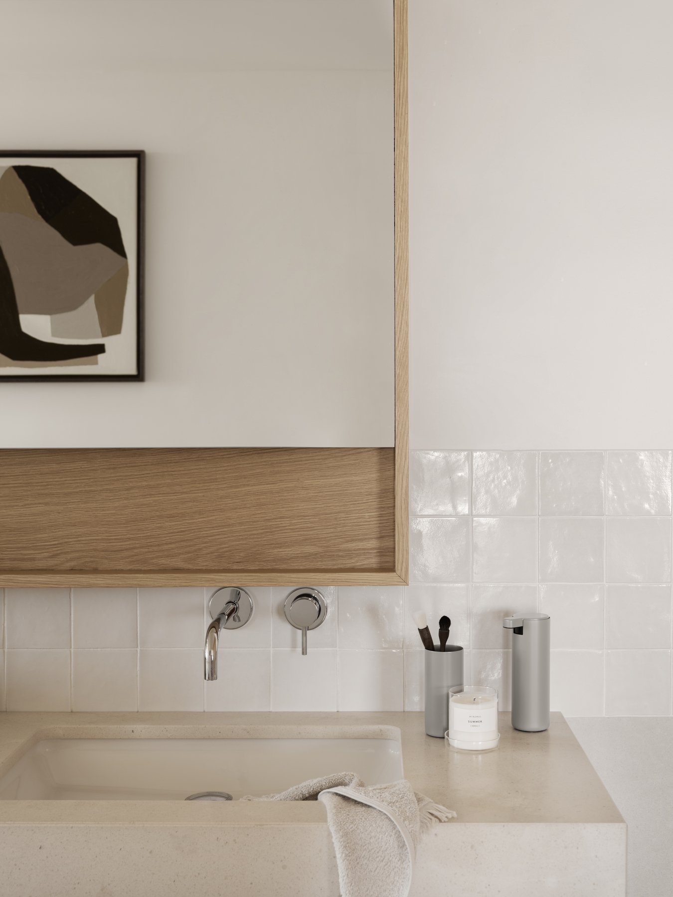 Moderne Badezimmerdekoration mit minimalistischem Design und natürlichen Materialien.