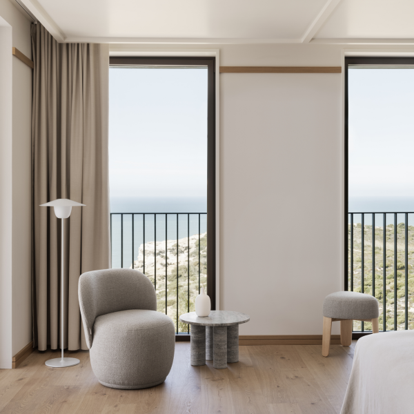 Modernes Küsteninterieur mit einem stilvollen Stuhl, Lampen und malerischem Meerblick.